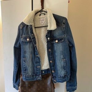 Denim jacket with Sherpa collar.